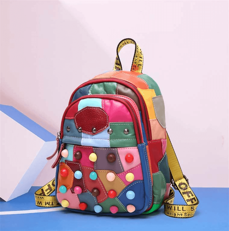 תיק עור של מעצב ניו יורקי בגימור ניטים מרהיב ללוק נשי פמיניסטי ולהופעה מהפנטת - לה איסלה