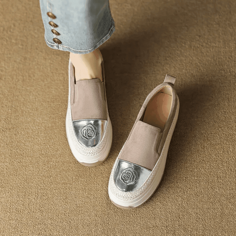 סניקרס זמש של מעצב מפורטוגל בגימור של פרח כסוף ללוק נשי עוצמתי ולהופעה ח29 - לה איסלה