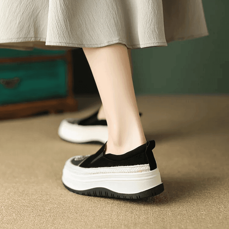 סניקרס זמש של מעצב מפורטוגל בגימור של פרח כסוף ללוק נשי עוצמתי ולהופעה ח29 - לה איסלה