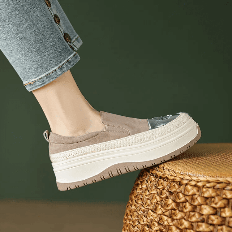 סניקרס זמש של מעצב מפורטוגל בגימור של פרח כסוף ללוק נשי עוצמתי ולהופעה ח29 - לה איסלה