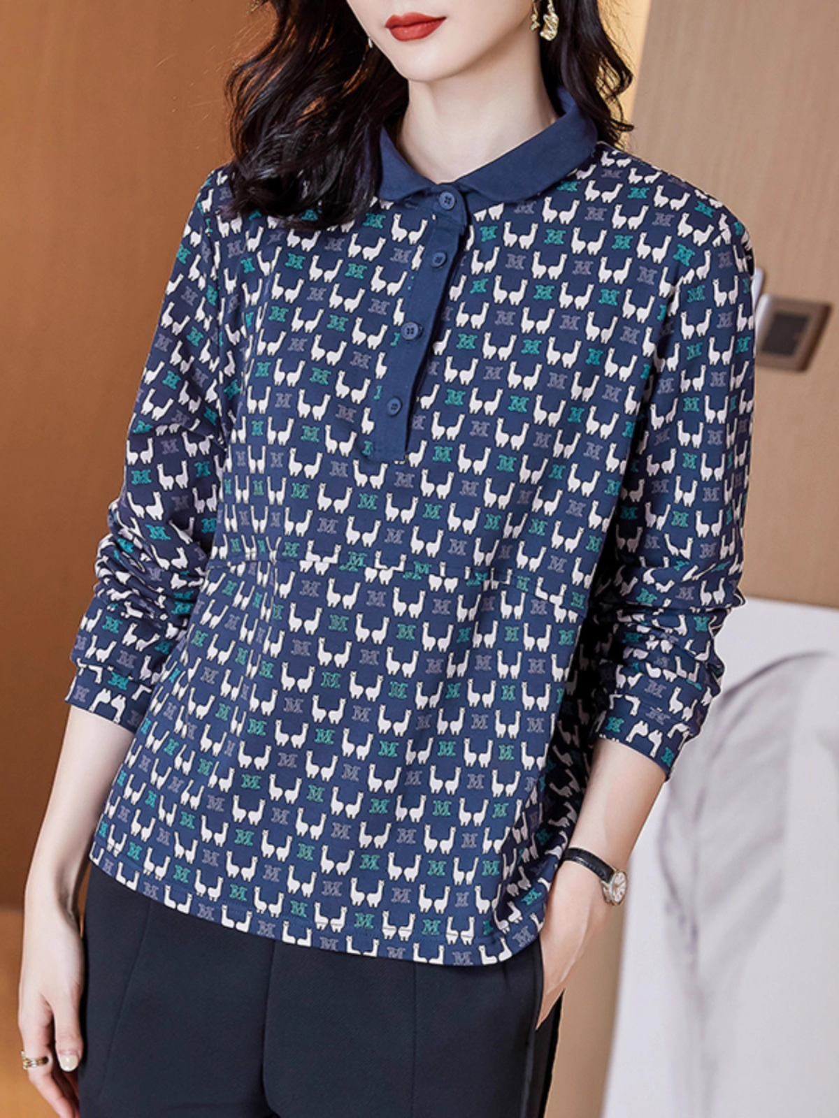 חולצה עם צווארון כחול והדפס עדין ומיוחד