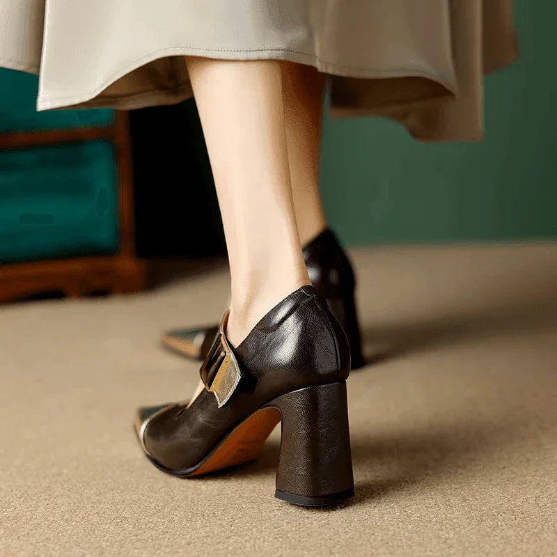 סנדל איטלקי סגור בגימור איטלקי משובח ללוק מהפנט עם גרביון ולהופיה מנצחת