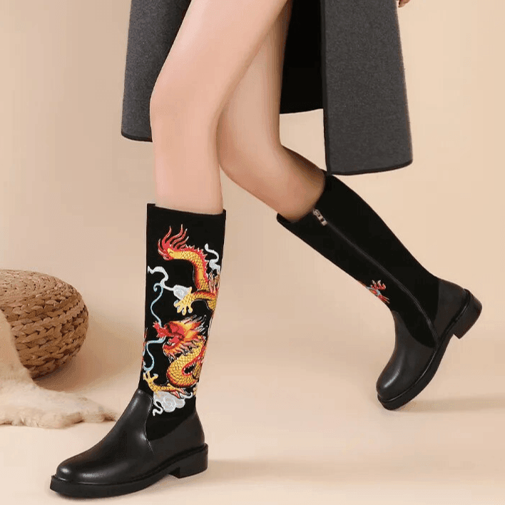 מגף נשים מפורטוגל של מעצב ידוע בריקמת דרקון משגעת ולהופעה נשית חזקה - לה איסלה