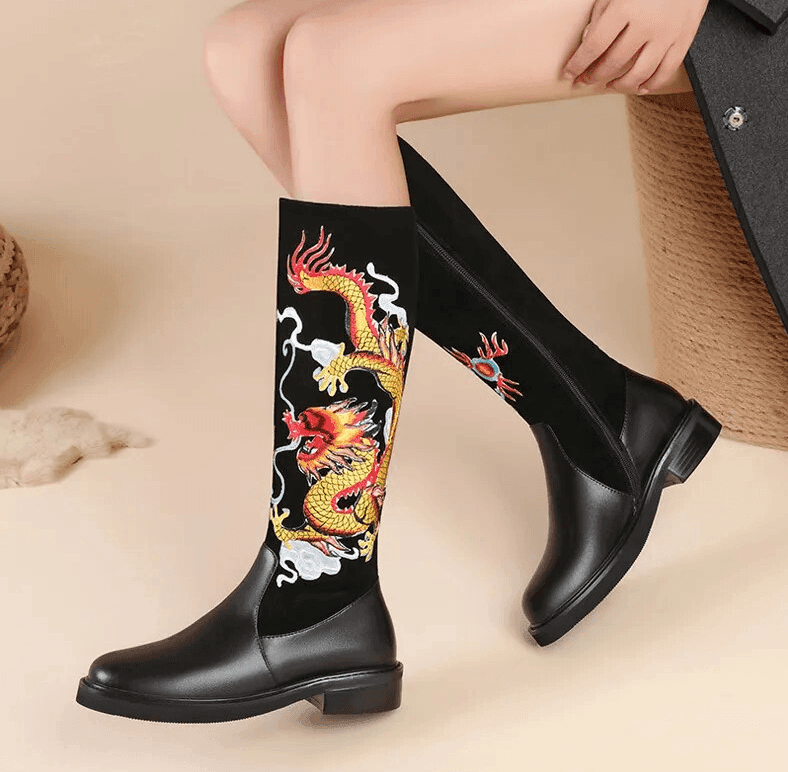 מגף נשים מפורטוגל של מעצב ידוע בריקמת דרקון משגעת ולהופעה נשית חזקה - לה איסלה