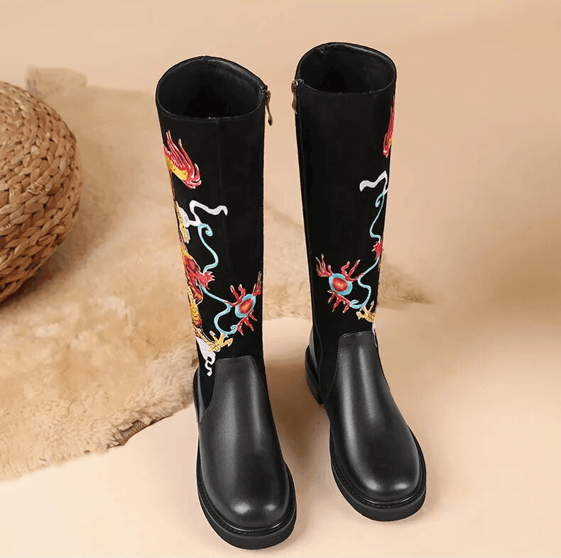 מגף נשים מפורטוגל של מעצב ידוע בריקמת דרקון משגעת ולהופעה נשית חזקה - לה איסלה