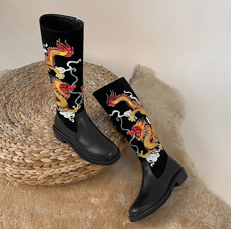 מגף נשים מפורטוגל של מעצב ידוע בריקמת דרקון משגעת ולהופעה נשית חזקה - לה איסלה