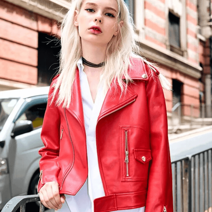 ג'קט עור מרשים בגימור אדום בוהק לאופנה איטלקית של אישה נשית נועזת - לה איסלה