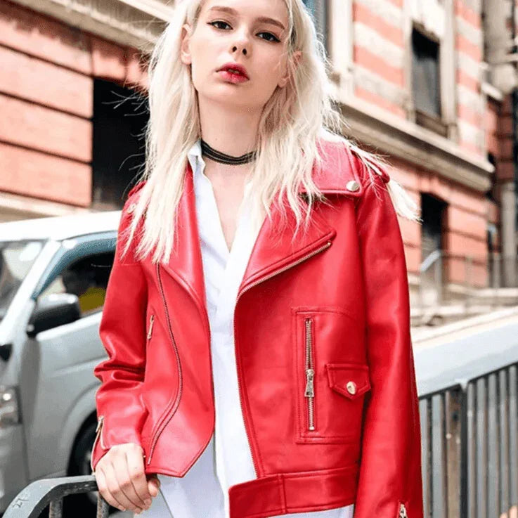 ג'קט עור מרשים בגימור אדום בוהק לאופנה איטלקית של אישה נשית נועזת - לה איסלה