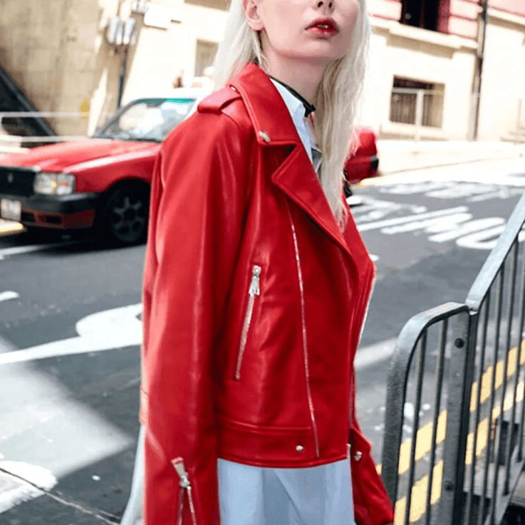 ג'קט עור מרשים בגימור אדום בוהק לאופנה איטלקית של אישה נשית נועזת - לה איסלה