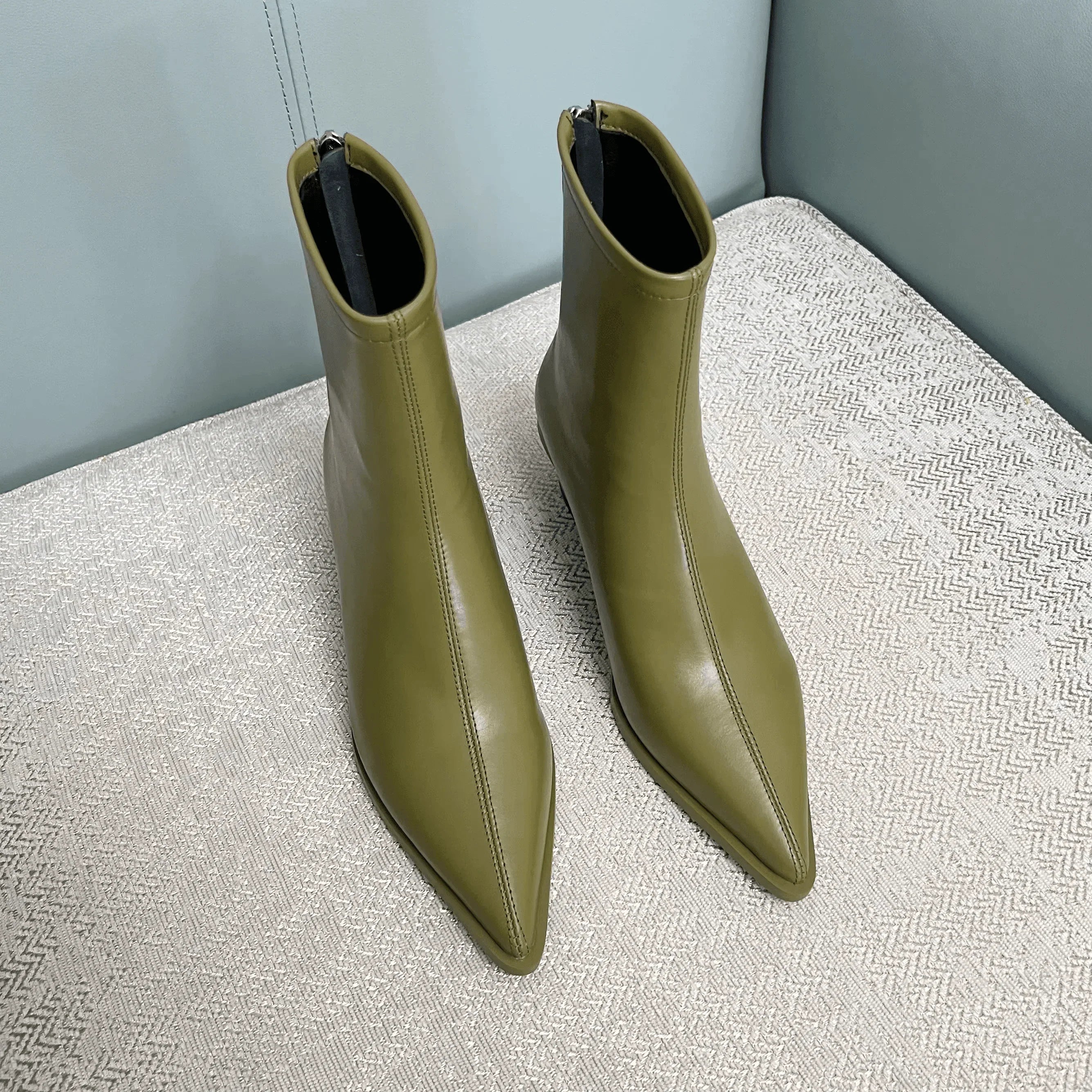 מכפון עור איטלקי של מעצב ידוע בגימור שפיץ חתיכי ללוק נשי מושלם לעונה