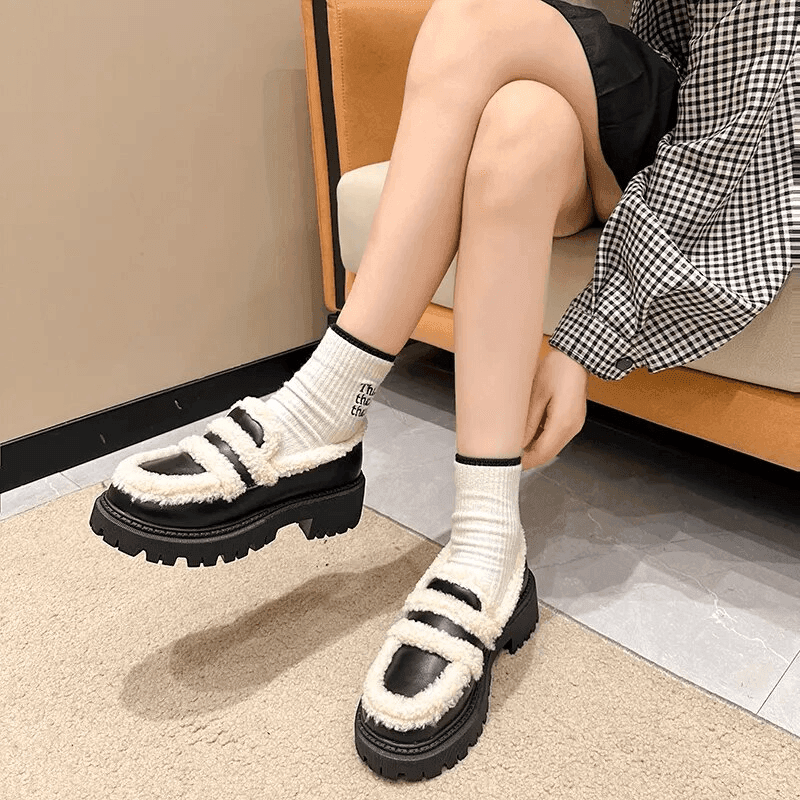 מוקסין עור איטלקי בגימור פרוותי מהפנט ללוק נשי חזק ובולט - לה איסלה