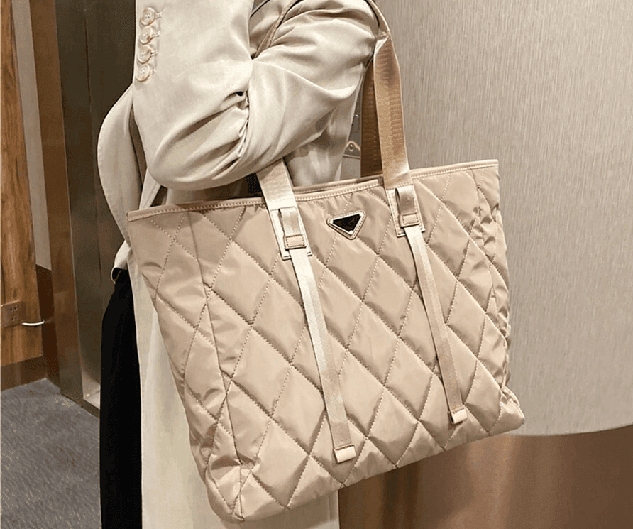 תיק בסגנון 'פראדה' מרשים ללוק נשי אופנתי ולהופעה מרשימה במיוחד - לה איסלה