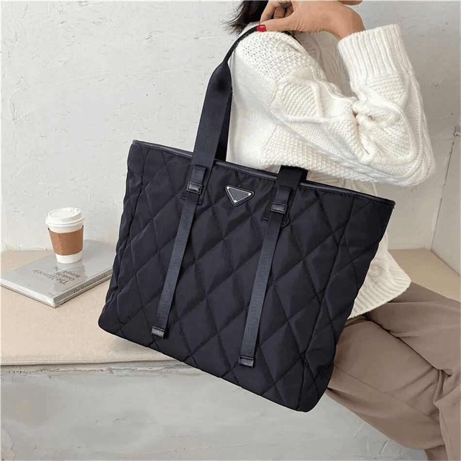 תיק בסגנון 'פראדה' מרשים ללוק נשי אופנתי ולהופעה מרשימה במיוחד - לה איסלה