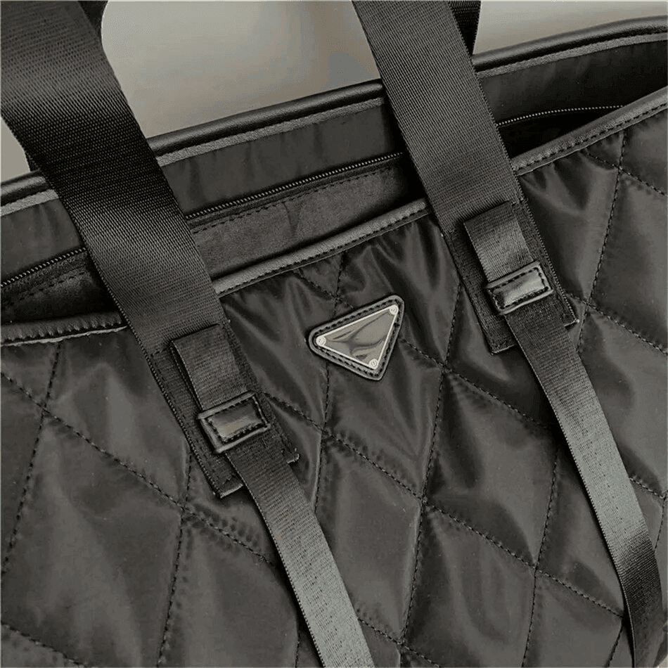 תיק בסגנון 'פראדה' מרשים ללוק נשי אופנתי ולהופעה מרשימה במיוחד - לה איסלה