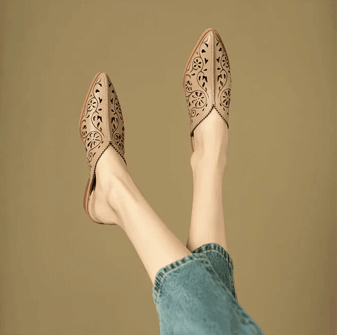 כפכף עור מברצלונה בגימור אתני אופנתי ללוק של אישה חזקה וסוחפת - לה איסלה: אופנה וחזיות פרימיום