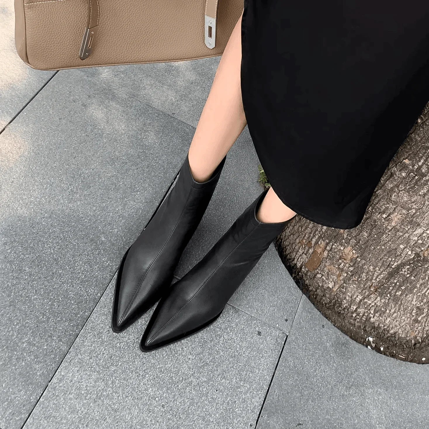 מכפון עור איטלקי של מעצב ידוע בגימור שפיץ חתיכי ללוק נשי מושלם לעונה