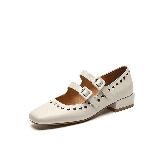 נעלי בובה מעור מקורי בגימור ניטים אופנתי מספרד ללוק של אישה עם נוכחות יפה - לה איסלה