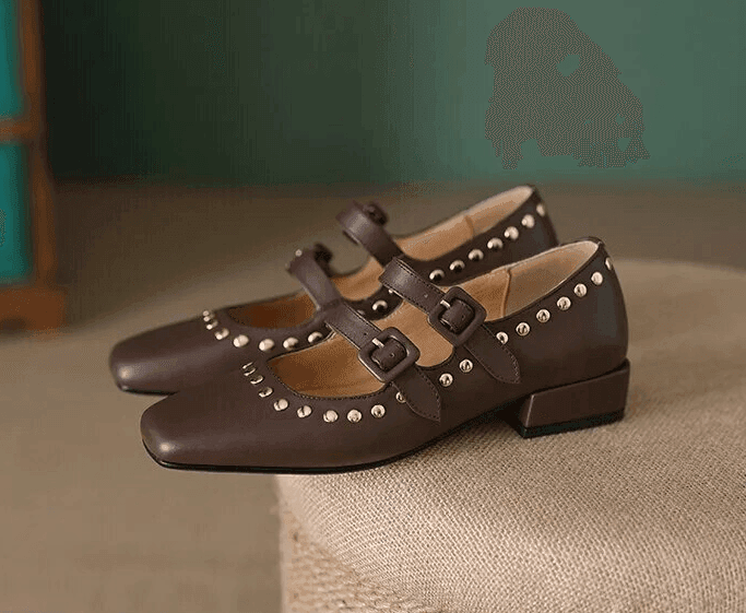 נעלי בובה מעור מקורי בגימור ניטים אופנתי מספרד ללוק של אישה עם נוכחות יפה - לה איסלה