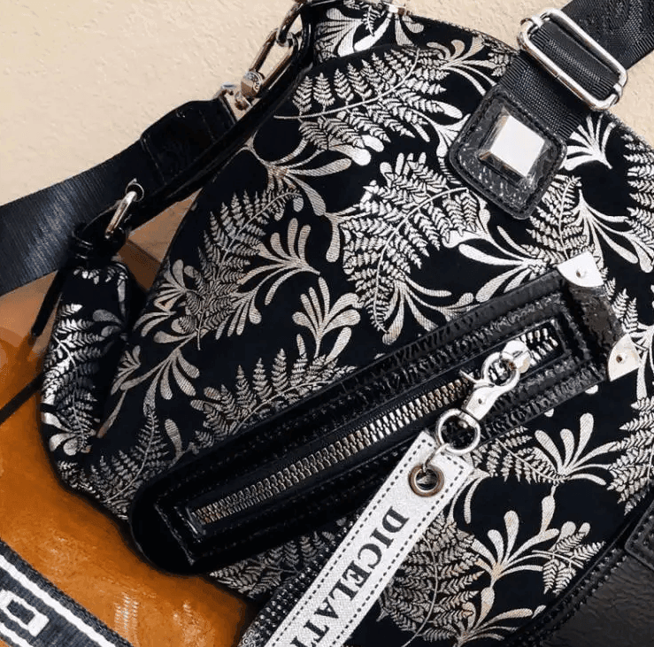 תיק עור מפורטוגל בגימור כסוף מושקע להופעה פקרטית וללוק נשי מרהיב - לה איסלה: אופנה וחזיות פרימיום