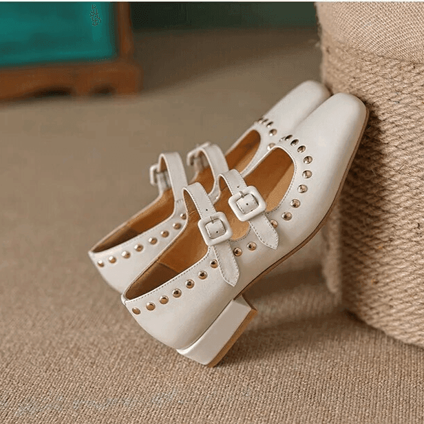 נעלי בובה מעור מקורי בגימור ניטים אופנתי מספרד ללוק של אישה עם נוכחות יפה - לה איסלה