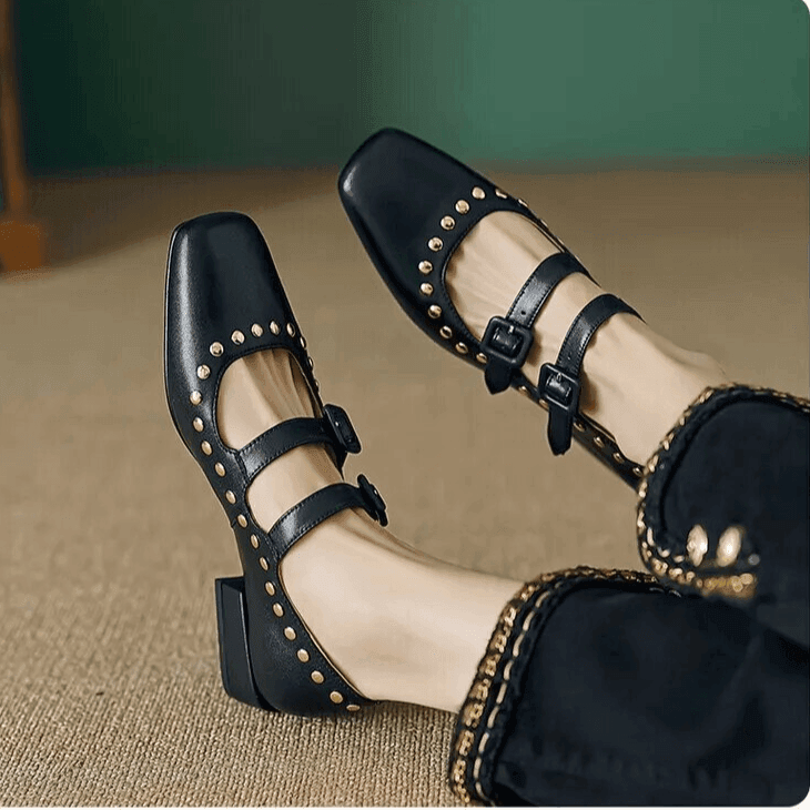 נעלי בובה מעור מקורי בגימור ניטים אופנתי מספרד ללוק של אישה עם נוכחות יפה - לה איסלה