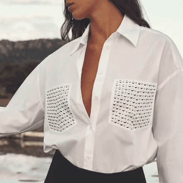 מכופתרת לבנה מרשימה עם כיסים בשילוב ניטים מדליקים ללוק נשי מושך - לה איסלה