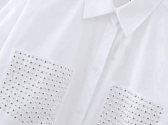 מכופתרת לבנה מרשימה עם כיסים בשילוב ניטים מדליקים ללוק נשי מושך - לה איסלה