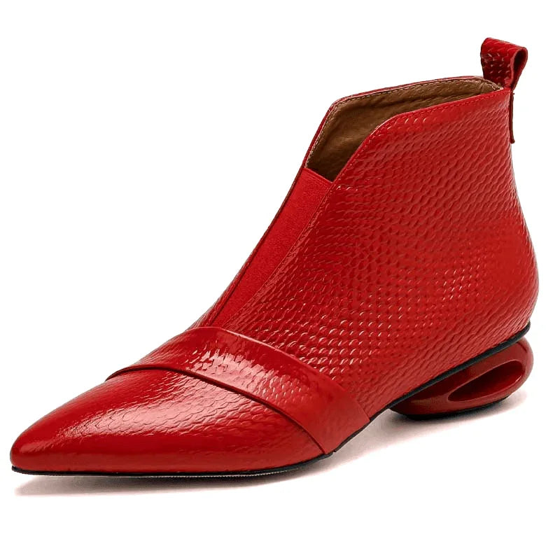 מגפון עור קצר בגימור אופנתי מהפנט להופעה של אישה מרשימה חכמה