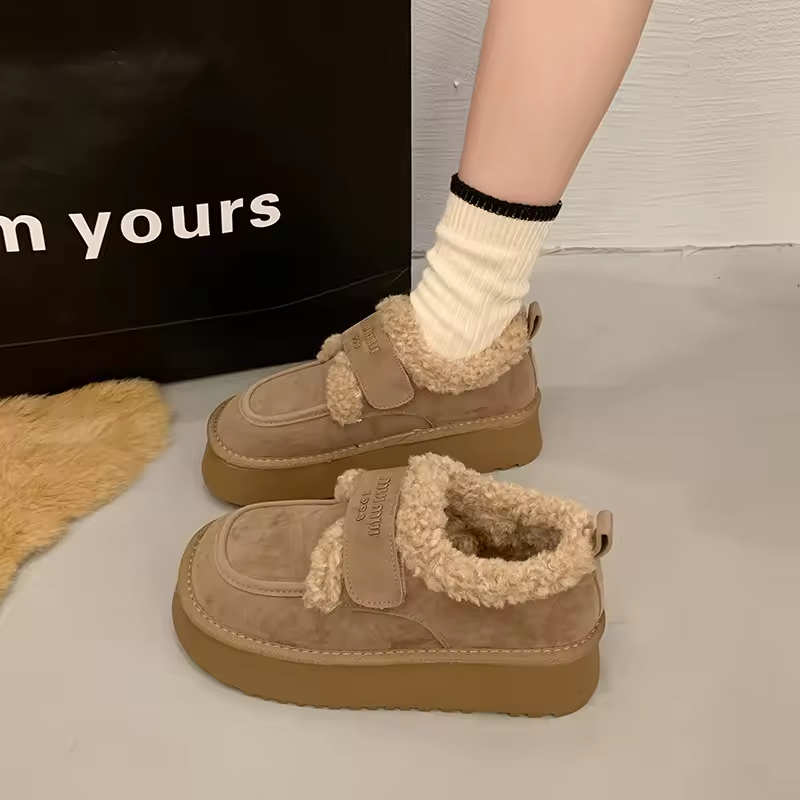 מגפון פרווה בגימור פרוותי מחמם ללוק נשי חורפי ולהופעה מדוייקת שלך