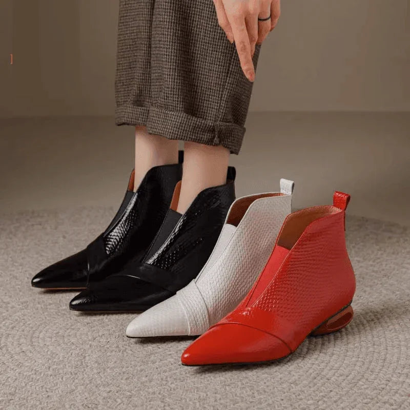 מגפון עור קצר בגימור אופנתי מהפנט להופעה של אישה מרשימה חכמה