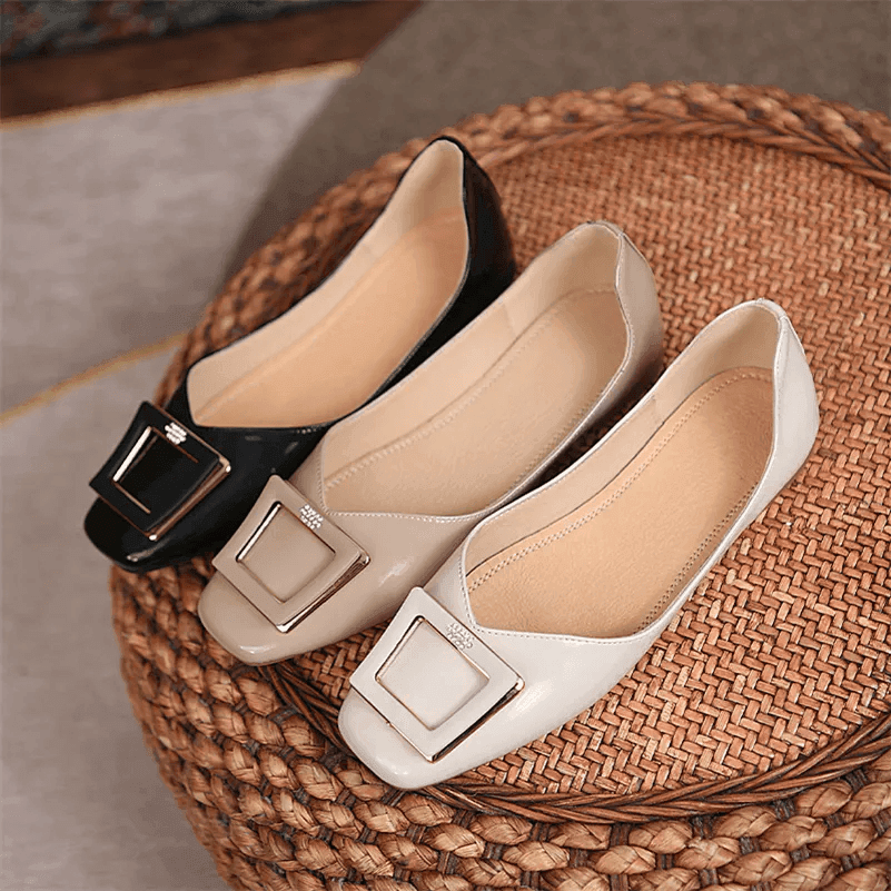 נעל בובה מושלמת בגימור עור מקורי עם עיטור מרובע אופנתי ללוק נשי מושקע - לה איסלה