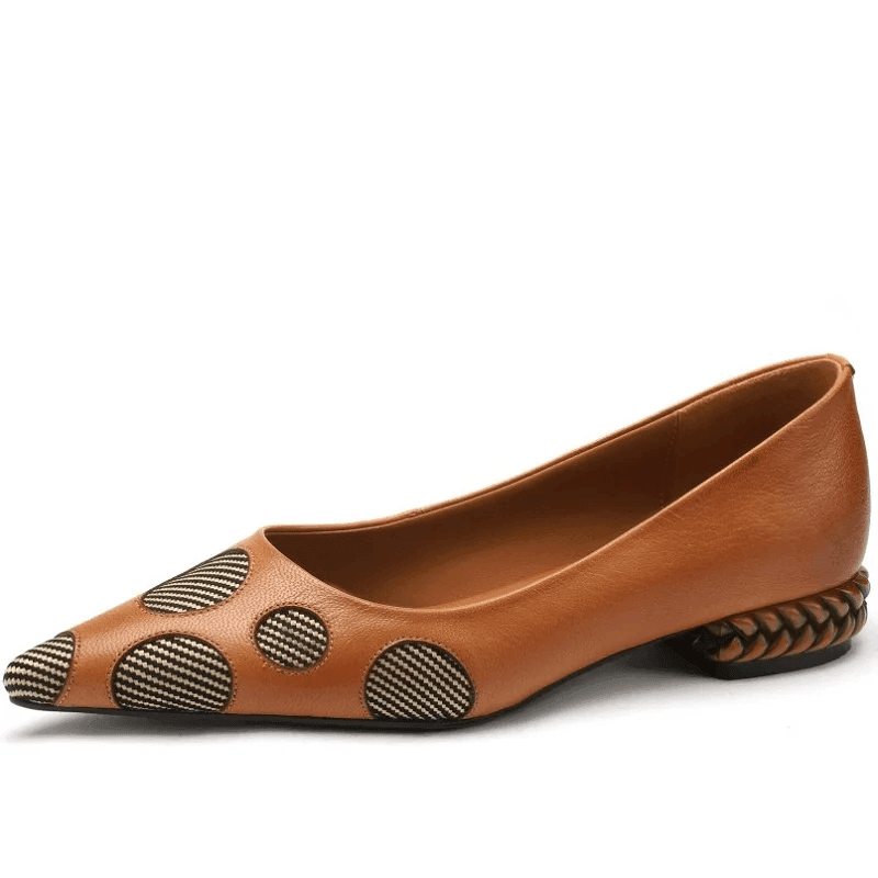 סנדל בובה שפיצי בגימור עור איטלקי ובשילוב נקודות כותנה אופנתיות ללוק נשי ייחודי - לה איסלה: אופנה וחזיות פרימיום