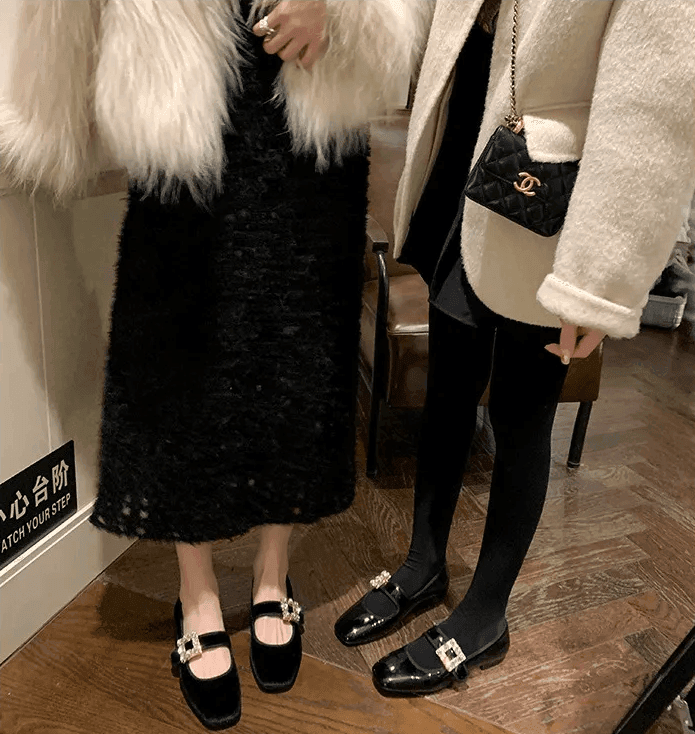 נעל בובה בסגנון וינטאג' בגימור מבריק או בגימור קטיפה ללוק נשי אלגנטי מתחכם - לה איסלה