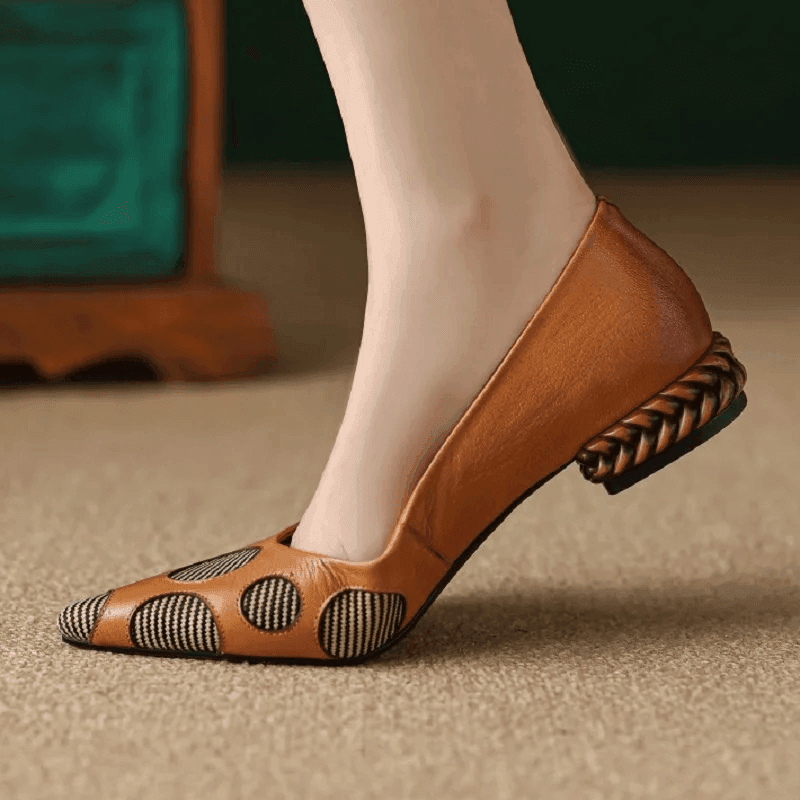 סנדל בובה שפיצי בגימור עור איטלקי ובשילוב נקודות כותנה אופנתיות ללוק נשי ייחודי - לה איסלה: אופנה וחזיות פרימיום