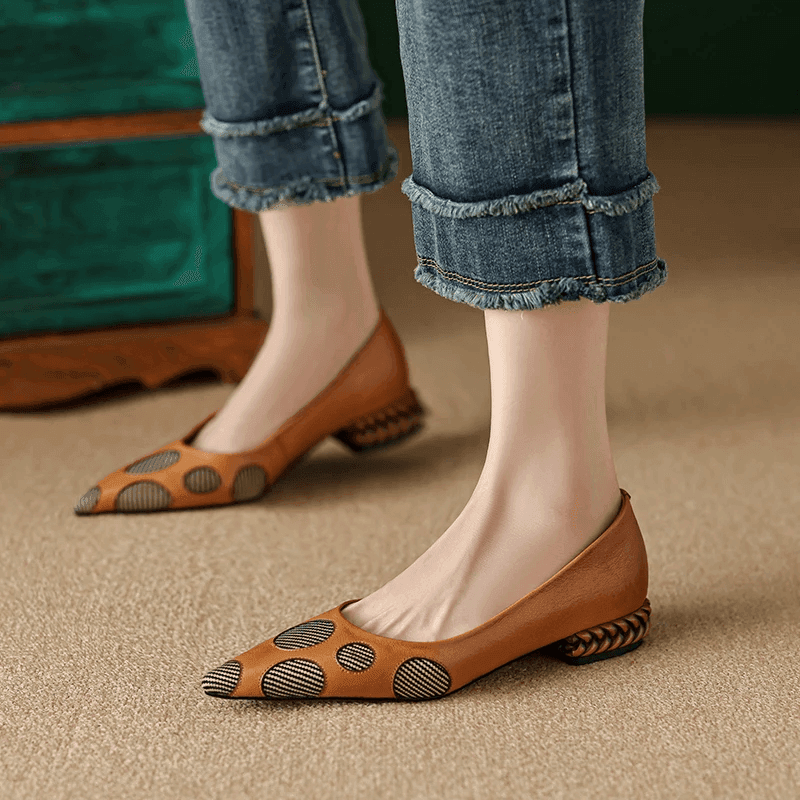 סנדל בובה שפיצי בגימור עור איטלקי ובשילוב נקודות כותנה אופנתיות ללוק נשי ייחודי - לה איסלה: אופנה וחזיות פרימיום