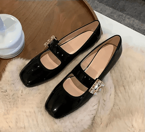 נעל בובה בסגנון וינטאג' בגימור מבריק או בגימור קטיפה ללוק נשי אלגנטי מתחכם - לה איסלה