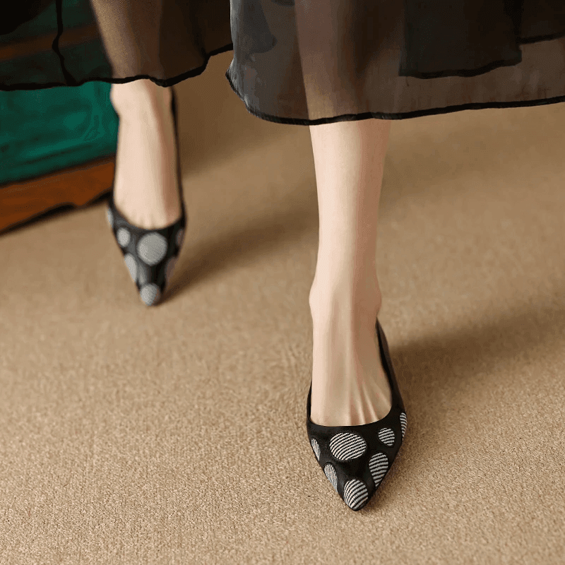 סנדל בובה שפיצי בגימור עור איטלקי ובשילוב נקודות כותנה אופנתיות ללוק נשי ייחודי - לה איסלה: אופנה וחזיות פרימיום