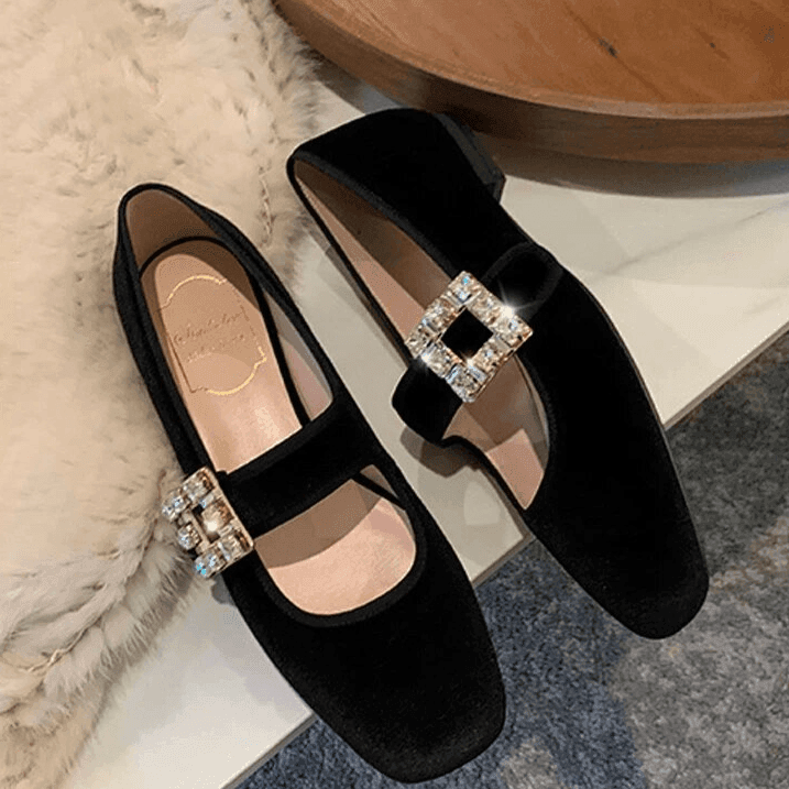 נעל בובה בסגנון וינטאג' בגימור מבריק או בגימור קטיפה ללוק נשי אלגנטי מתחכם - לה איסלה