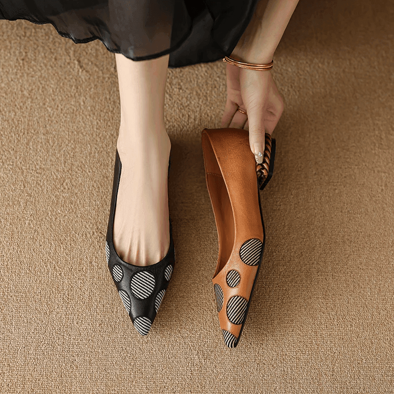 סנדל בובה שפיצי בגימור עור איטלקי ובשילוב נקודות כותנה אופנתיות ללוק נשי ייחודי - לה איסלה: אופנה וחזיות פרימיום