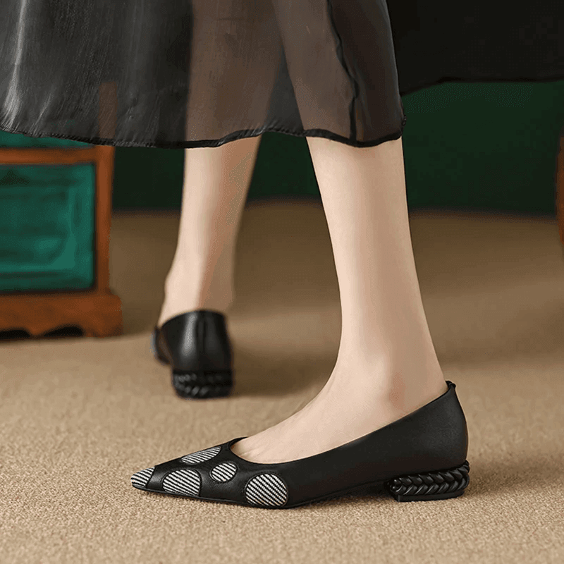 סנדל בובה שפיצי בגימור עור איטלקי ובשילוב נקודות כותנה אופנתיות ללוק נשי ייחודי - לה איסלה: אופנה וחזיות פרימיום