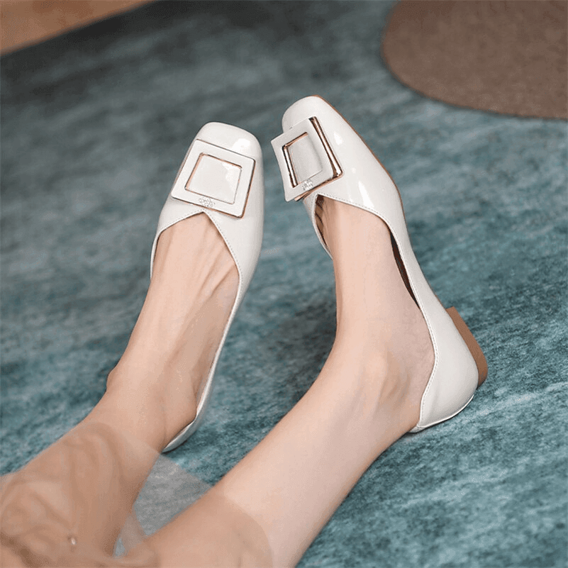 נעל בובה מושלמת בגימור עור מקורי עם עיטור מרובע אופנתי ללוק נשי מושקע - לה איסלה