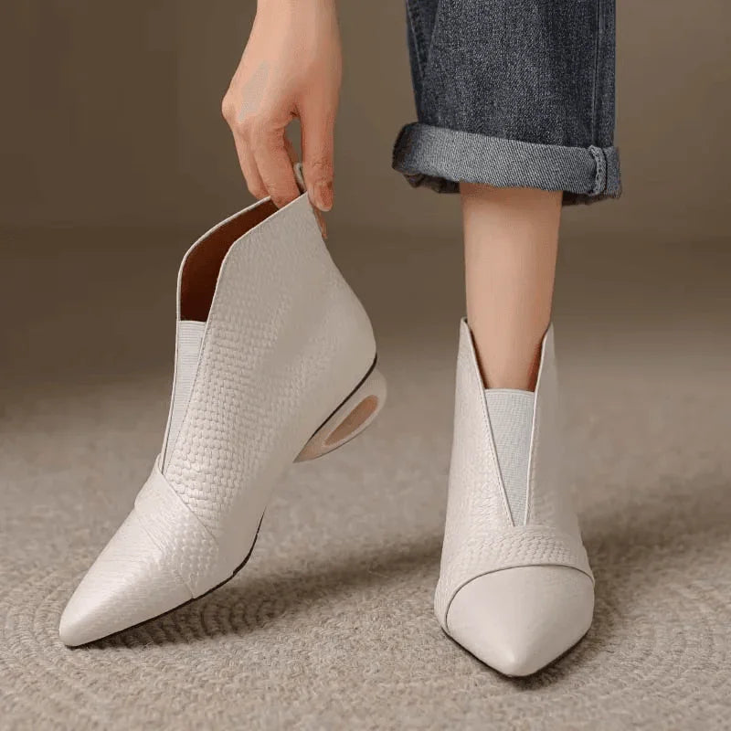 מגפון עור קצר בגימור אופנתי מהפנט להופעה של אישה מרשימה חכמה