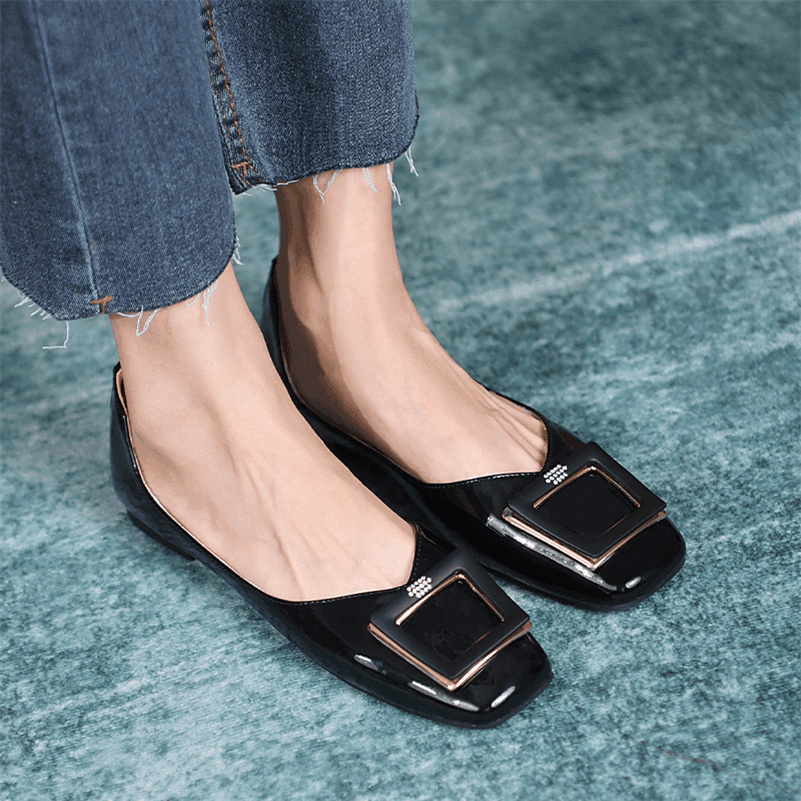 נעל בובה מושלמת בגימור עור מקורי עם עיטור מרובע אופנתי ללוק נשי מושקע - לה איסלה