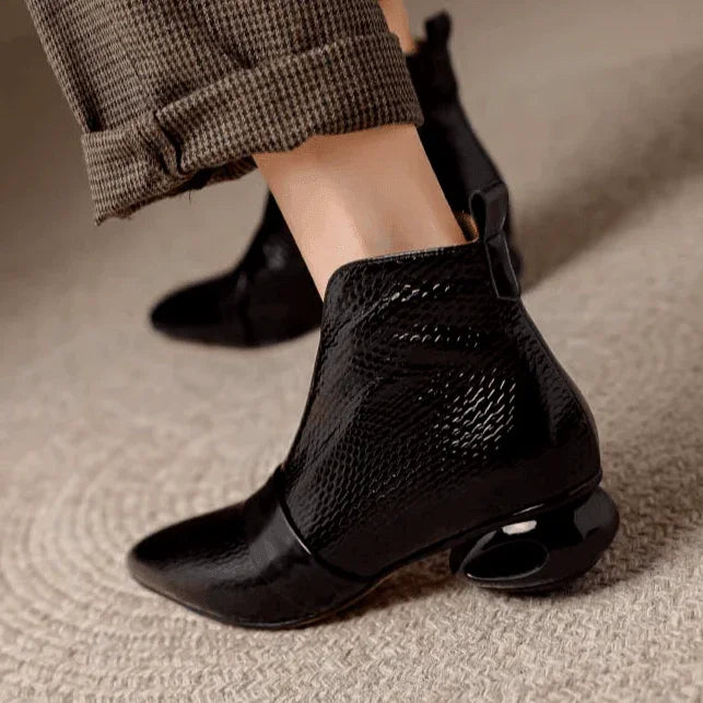 מגפון עור קצר בגימור אופנתי מהפנט להופעה של אישה מרשימה חכמה