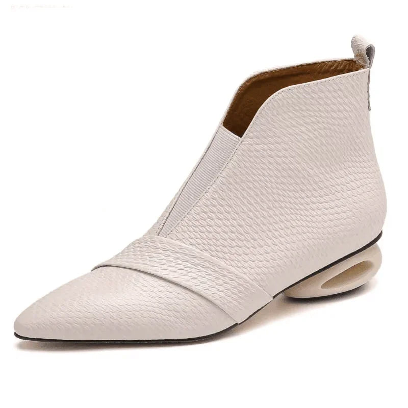 מגפון עור קצר בגימור אופנתי מהפנט להופעה של אישה מרשימה חכמה