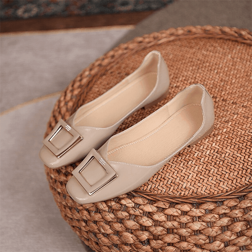 נעל בובה מושלמת בגימור עור מקורי עם עיטור מרובע אופנתי ללוק נשי מושקע - לה איסלה