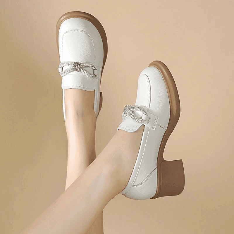 מוקסין סגור מקדימה של מעצב איטלקי בגימור זרקונים מרהיב להופעה נשית מדוייקת - לה איסלה