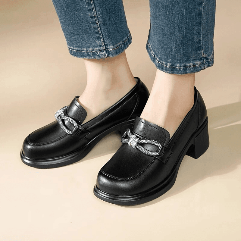 מוקסין סגור מקדימה של מעצב איטלקי בגימור זרקונים מרהיב להופעה נשית מדוייקת - לה איסלה