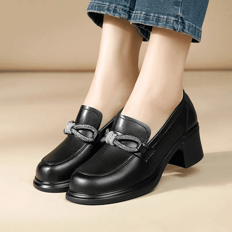 מוקסין סגור מקדימה של מעצב איטלקי בגימור זרקונים מרהיב להופעה נשית מדוייקת - לה איסלה