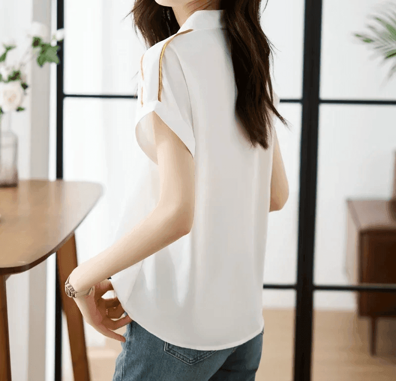 חולצת מעצב חגיגית בגימור כפתורי פנינה בצורת וי להופעה נשית מרשימה ומכובדת - לה איסלה: אופנה וחזיות פרימיום